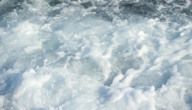 Kıyıda sıçramasına dalgalar