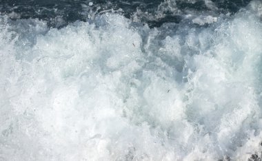 Kıyıda sıçramasına dalgalar