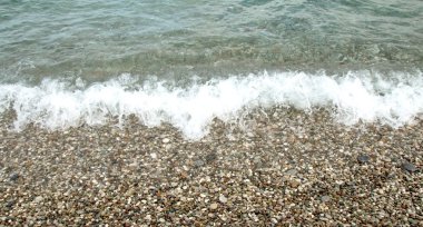 Sahilde deniz dalga köpüğü.