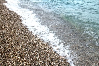 Sahilde deniz dalga köpüğü.