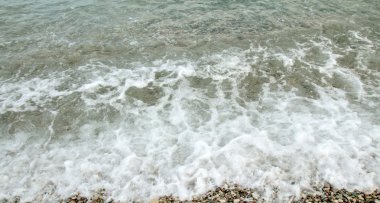 Sahilde deniz dalga köpüğü.