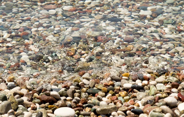 Hintergrund von Kieselsteinen auf einem Strand — Stockfoto