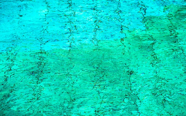 Blauwe zwembad water zwemmen — Stockfoto