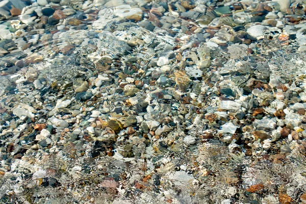 Guijarros con olas marinas — Foto de Stock