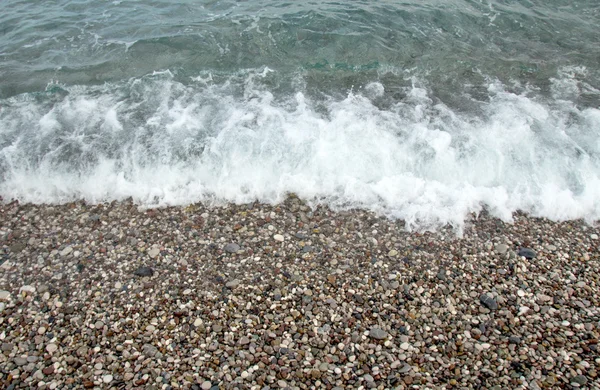 Espuma de olas marinas en la playa . — Foto de Stock