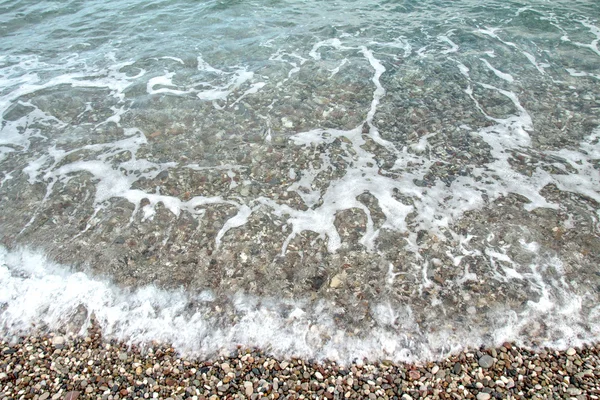 海浪泡沫在海滩. — 图库照片