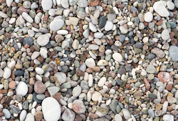 Seixos coloridos em uma praia — Fotografia de Stock