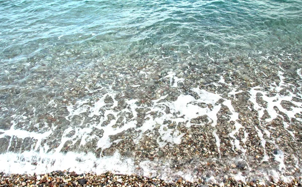 Fali morskiej piany na plaży. — Zdjęcie stockowe
