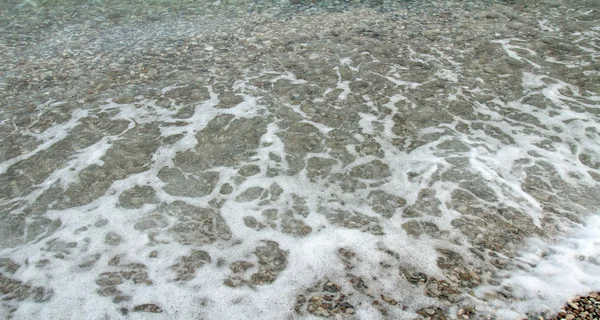 Espuma de onda do mar na praia . — Fotografia de Stock