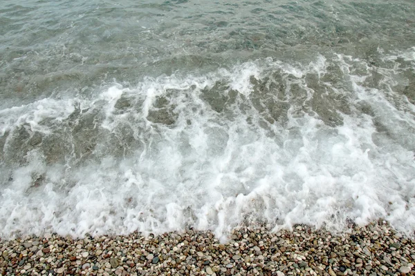 海浪泡沫在海滩. — 图库照片