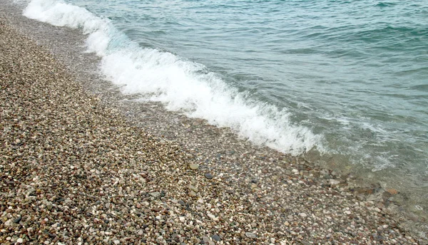 海浪泡沫在海滩. — 图库照片