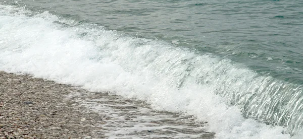Хвильова піна на пляжі . — стокове фото