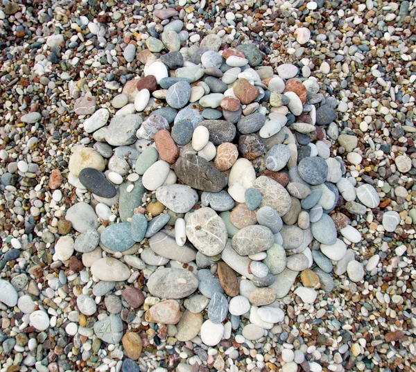 Färgglada småsten på en strand — Stockfoto