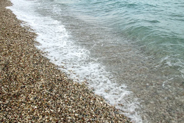 Ola de espuma en la playa . — Foto de Stock