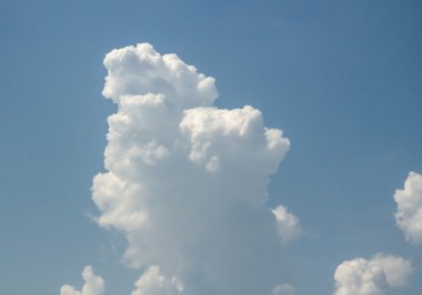 Bulutlar mavi gökyüzüne karşı