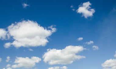 Bulutlar mavi gökyüzüne karşı