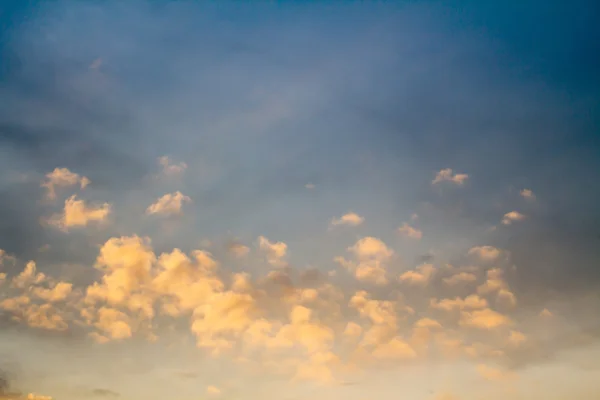 Cielo atardecer con nubes —  Fotos de Stock
