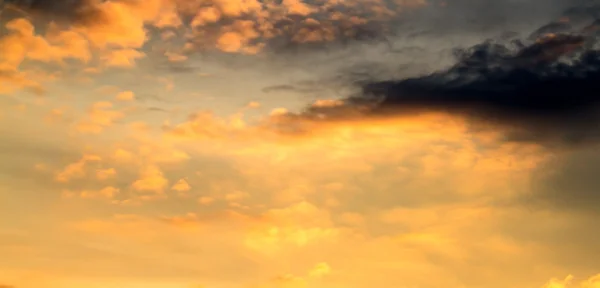 Oranje gloed van de ondergaande zon — Stockfoto