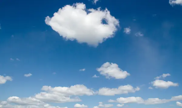 Nuvens contra o céu azul — Fotografia de Stock