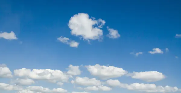 Nuvole contro cielo blu — Foto Stock