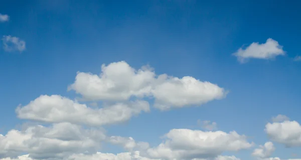 Nuvens contra o céu azul — Fotografia de Stock