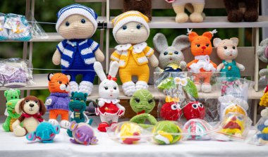 Oyuncak ayılar ve diğer pelüş oyuncaklar dahil bir masa dolusu doldurulmuş hayvan. Renkli ve davetkar bir sahne. Farklı şekil ve boyutlarda.