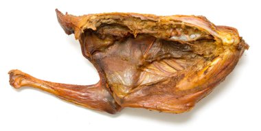 Bütün kızarmış tavuk beyaz bir arka plan üzerinde