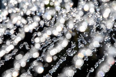 Çeşmenin havasındaki su damlacıkları, çözünmüş bokeh