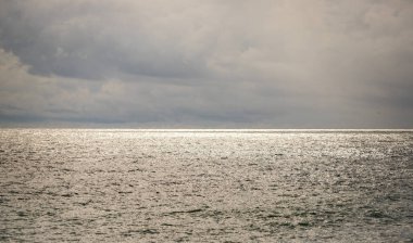 Gökyüzü bulutlu denize