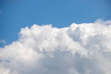 Bulutsuz mavi bir gökyüzü ve birkaç bulut. Gökyüzü açık ve parlak, ne yağmur ne de fırtına izi var. Bulutlar gökyüzüne dağılmış, ama çok kalın ya da karanlık değiller.