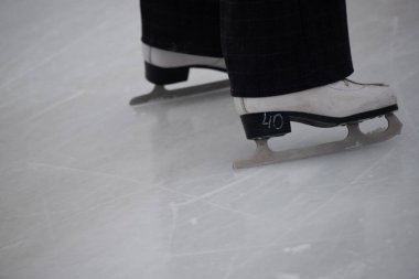 Bir insan 40 numaralı pateniyle buz üstünde kayıyor. Eğlence ve heyecan kavramı, buzda eğlenen kişi gibi.