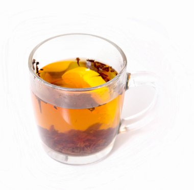 İçinde bir dilim portakal olan bir fincan çay. Çay sıcak ve portakal dilimi üstünde yüzüyor.