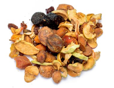 Bir yığın karışık fındık ve kurutulmuş meyve. Fındıklar yığına dağılmış, bazıları daha büyük, bazıları daha küçük.