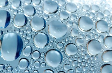 Görüntü, bazıları diğerlerinden daha büyük olan bir su damlası tabakasına ait. Damlacıklar görüntünün her tarafına dağılmış hareket ve akıcılık hissi yaratıyorlar.