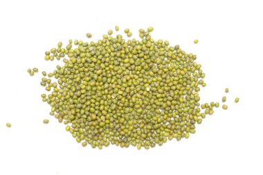 Beyaz arkaplanda yeşil soya fasulyesi