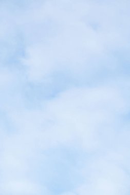 Beyaz bulutlu mavi bir gökyüzü. Gökyüzü çok açık ve parlak. Bulutlar gökyüzüne dağıldı.