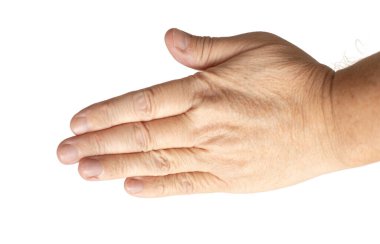 Beyaz arka planı olan bir el. Elin buruşuk ve birkaç kırışıklığı var. El hiçbir şey için kullanılmıyor.