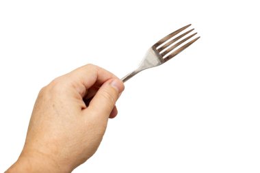 Beyaz arka planı olan bir çatalı tutan bir el. Çatal bükülmüş ve birkaç dişi eksik.