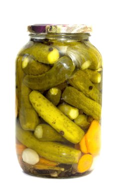 İçinde havuç ve soğan olan bir kavanoz turşu. Kavanoz dolu ve kapağı var.