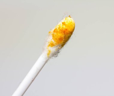 Sarı tüylü bir diş fırçası gösteriliyor. Tüyleri sarı ve biraz yıpranmış gibi görünüyor.