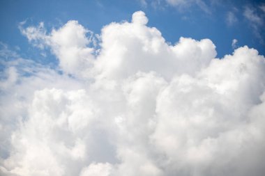 Beyaz bulutlu mavi gökyüzü.