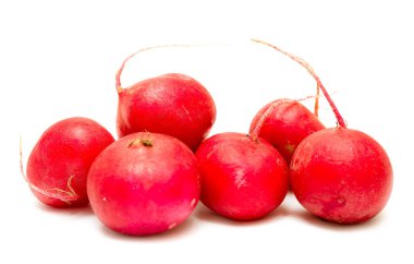 Bir grup kırmızı turp üst üste yığılmış. Turplar küçük ve yuvarlaktır, hafif engebeli bir dokusu vardır. Turp yığını bolluk ve tazelik hissi yaratıyor.