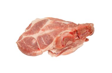 Üzerinde bir sürü kan olan bir parça çiğ et. Et küçük parçalara ayrılır ve kırmızımsı kahverengi bir renge sahiptir. Daha pişmemiş ve keskin bir kokusu var.