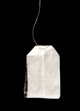 Havada asılı duran beyaz bir çay poşeti var. Çay poşeti görüntüdeki tek görünür nesne, ve basit, günlük bir nesne. Görüntünün sakin ve huzurlu bir havası var.