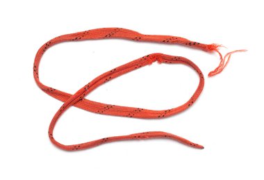 Beyaz arka planda kırmızı ve siyah bir kablo var. Kordon uzun ve ince ve yıpranmış. İmajın tüyler ürpertici ya da uğursuz bir havası var, kordon birbirine dolanmış ve dağınık görünüyor.