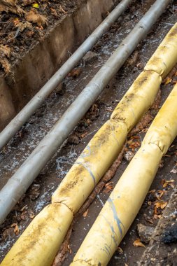 Sarı bir boru sarı bantla çevrilidir. Kaset yerde, boru da yerde.