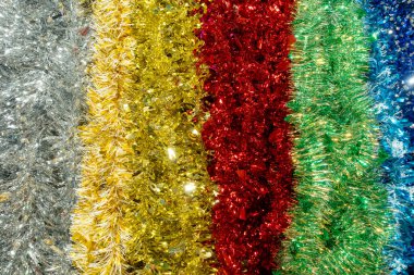 Bir sıra çok renkli simli süsleme. Renkler altın, kırmızı, yeşil, mavi ve gümüş.