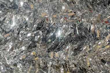 Gümüş ve altın renkli bir Noel ağacı süsü. Dekorasyon parlak, metalik bir maddeden yapılmış ve çok yansıtıcı.