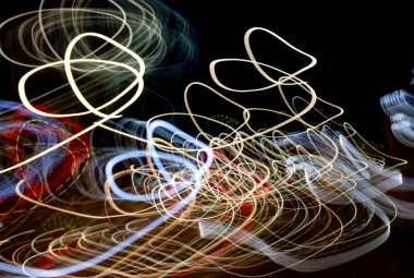 Görüntü bulanık, renkli ve dinamik bir ışık yansımasıdır. Çizgiler ve şekiller hareket ediyor gibi görünüyor, hareket ve enerji hissi yaratıyor. Sahne heyecandan ibarettir.