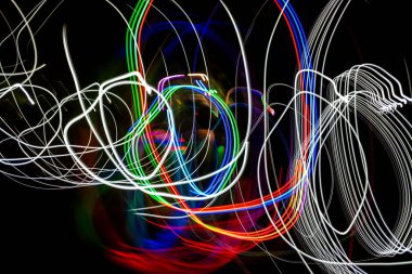 Görüntü, ışık yollarının renkli ve soyut bir resmidir. Renkler parlak ve canlı, bir enerji ve hareket hissi yaratıyor. Resim, ışık fikrinden esinlenmiş gibi görünüyor.